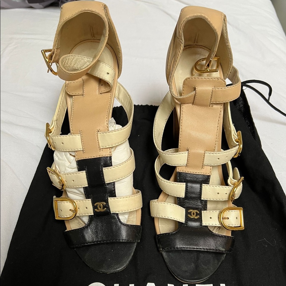 CHANEL
Beige/Black Leather Open-Toe Buckle Sandals